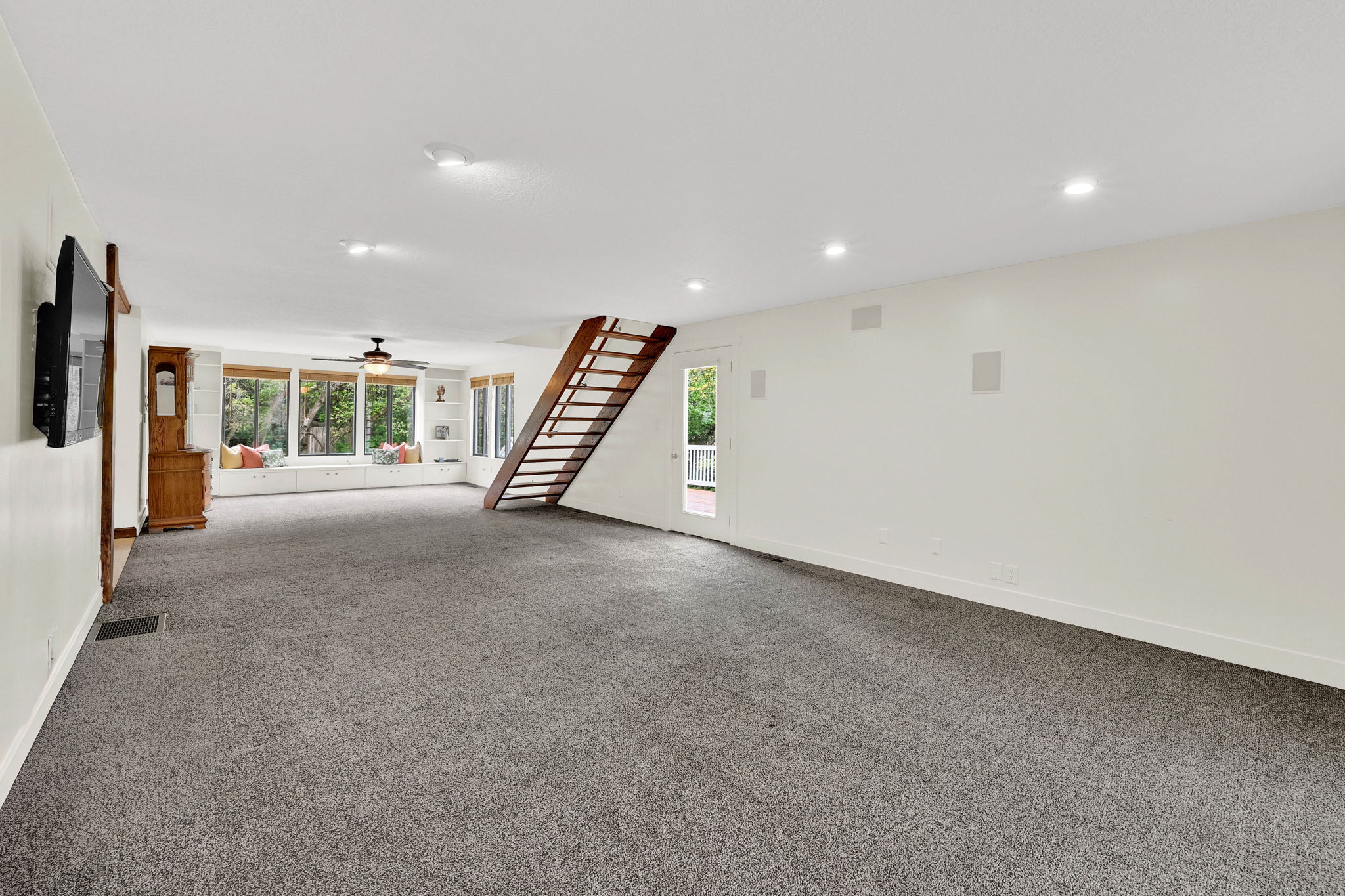 Below grade area featuring carpet, ceiling fan, and recessed lighting