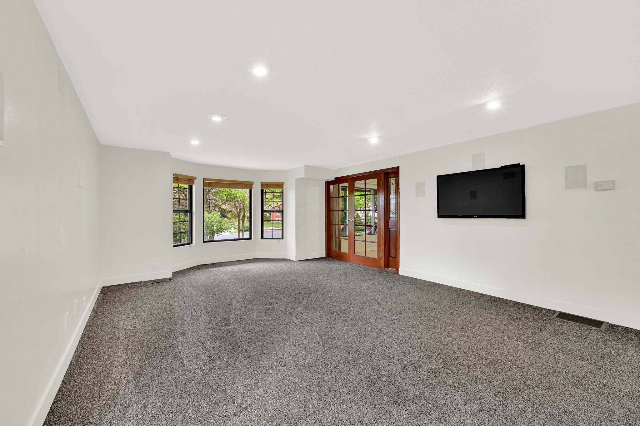 Carpeted spare room with recessed lighting and baseboards