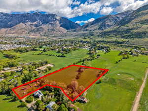Aerial view of property's location with property boundaries highlighted and a mountain backdrop