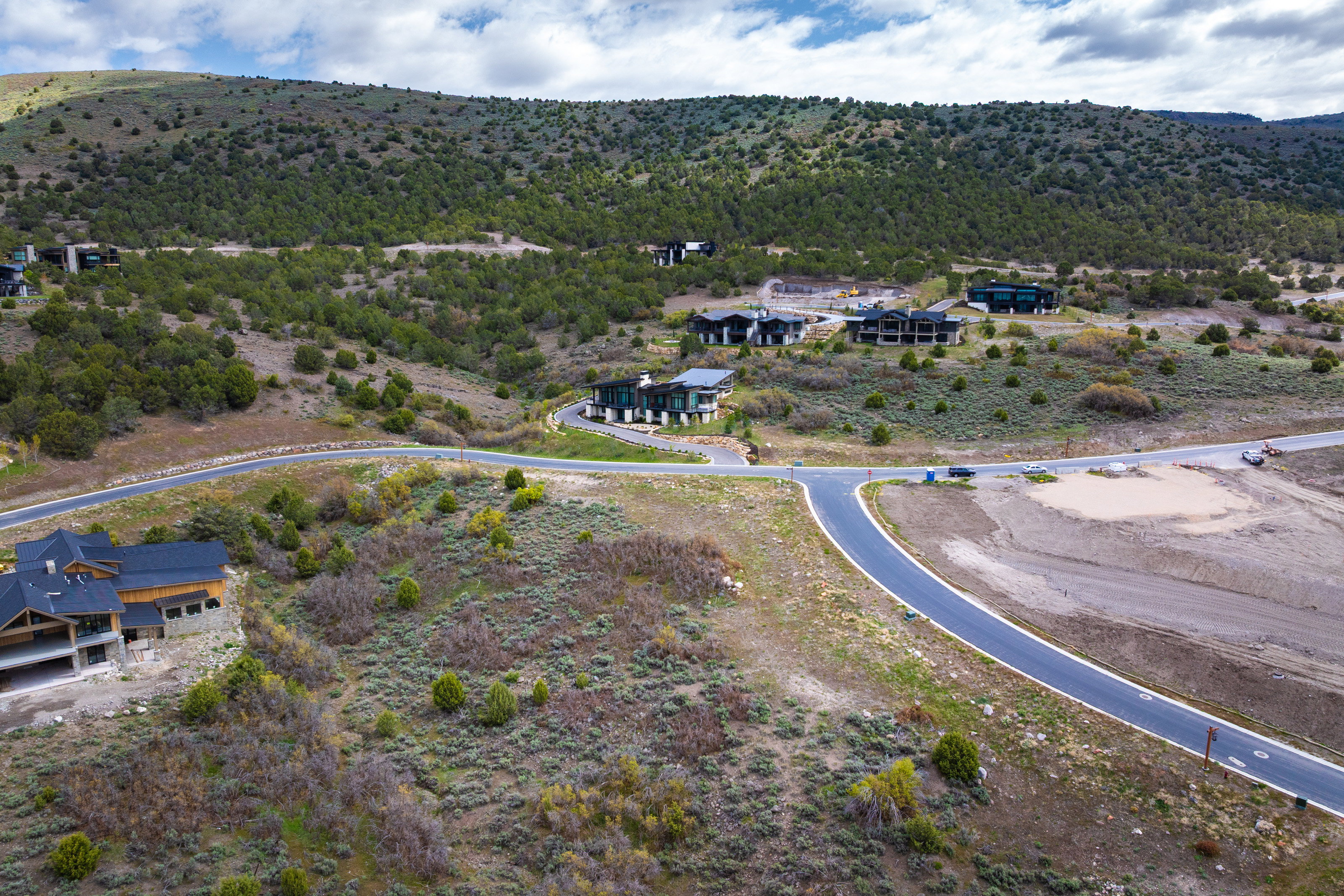 Aerial overview of property's location featuring a heavily wooded area and a mountain backdrop