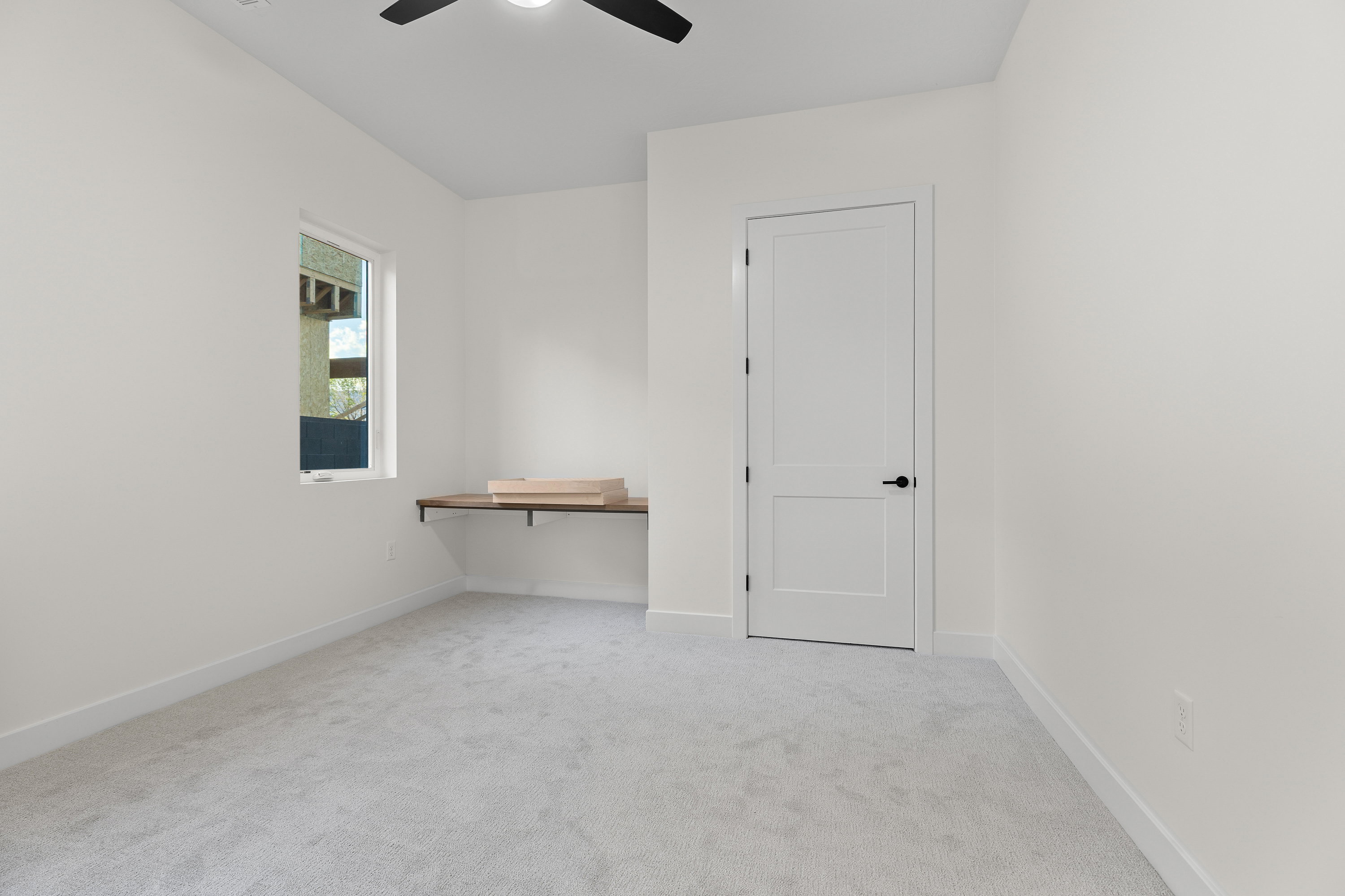 Unfurnished room with light carpet and a ceiling fan