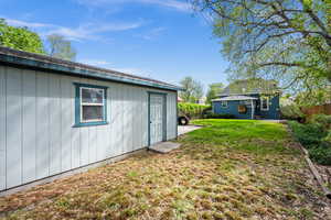 View of yard featuring an outbuilding
