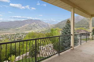 Balcony featuring a mountain view