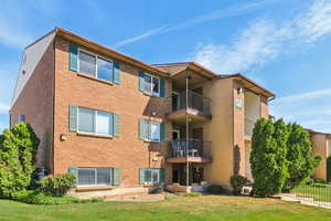 View of apartment building / complex