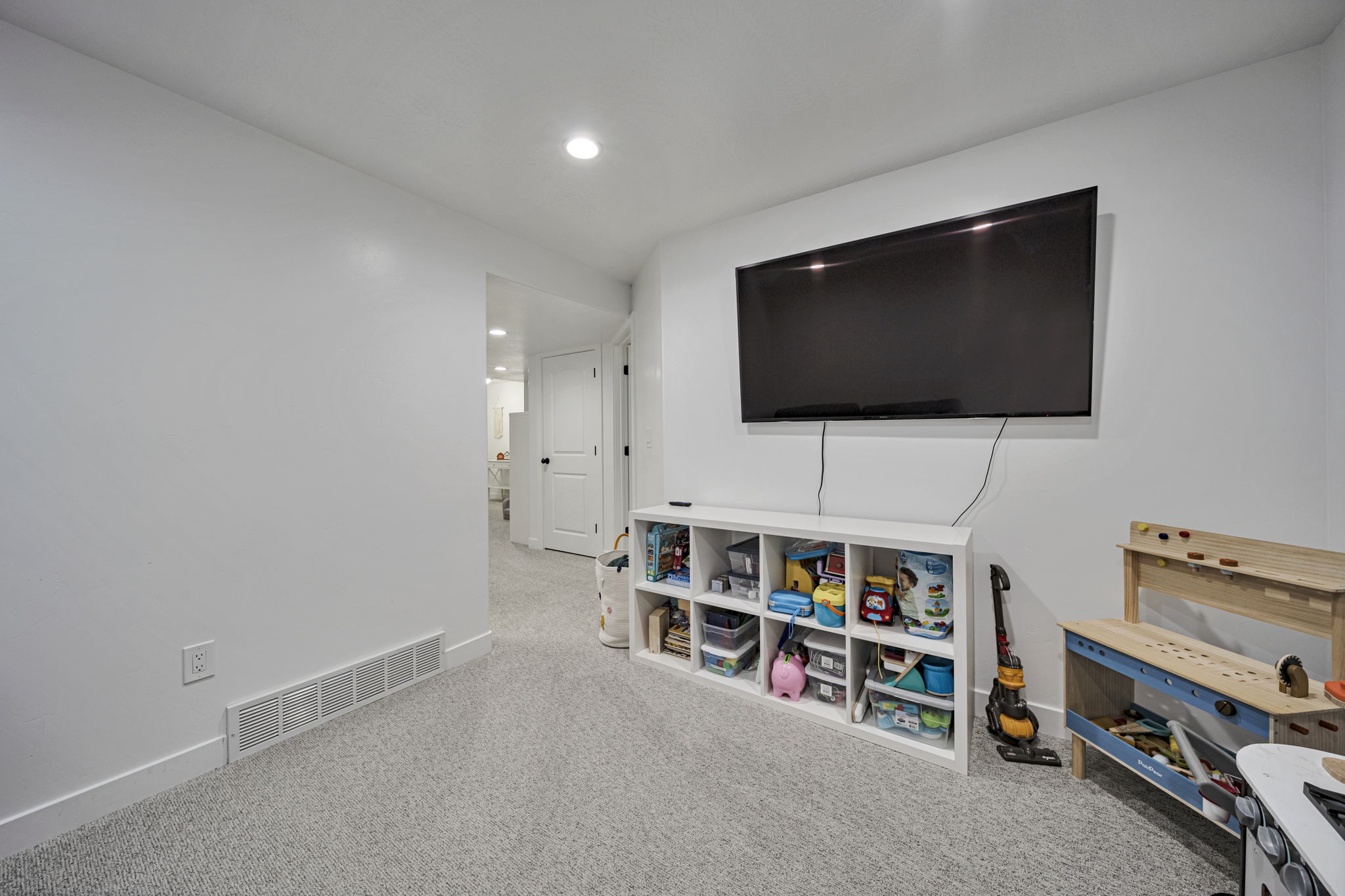 Playroom with carpet flooring and recessed lighting