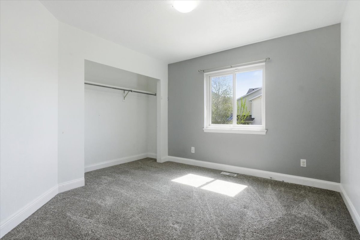 Unfurnished bedroom with carpet flooring and a closet