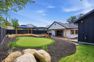 PROFESSIONALLY INSTALLED PUTTING GREEN