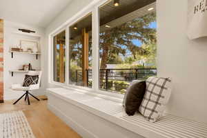 WINDOW SEATING - FRONT O FHOME