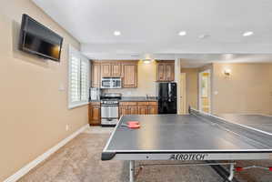 Recreation room with plenty of natural light and recessed lighting