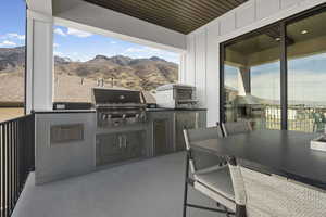 Built in Alfresco Grill and Pizza Oven