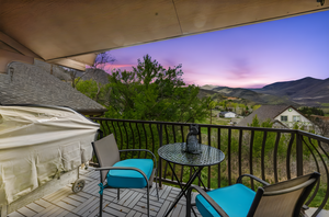 Balcony featuring a mountain view