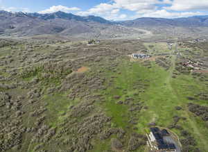 Aerial view of property's location featuring mountains