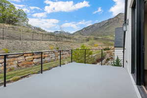 Balcony featuring a mountain view