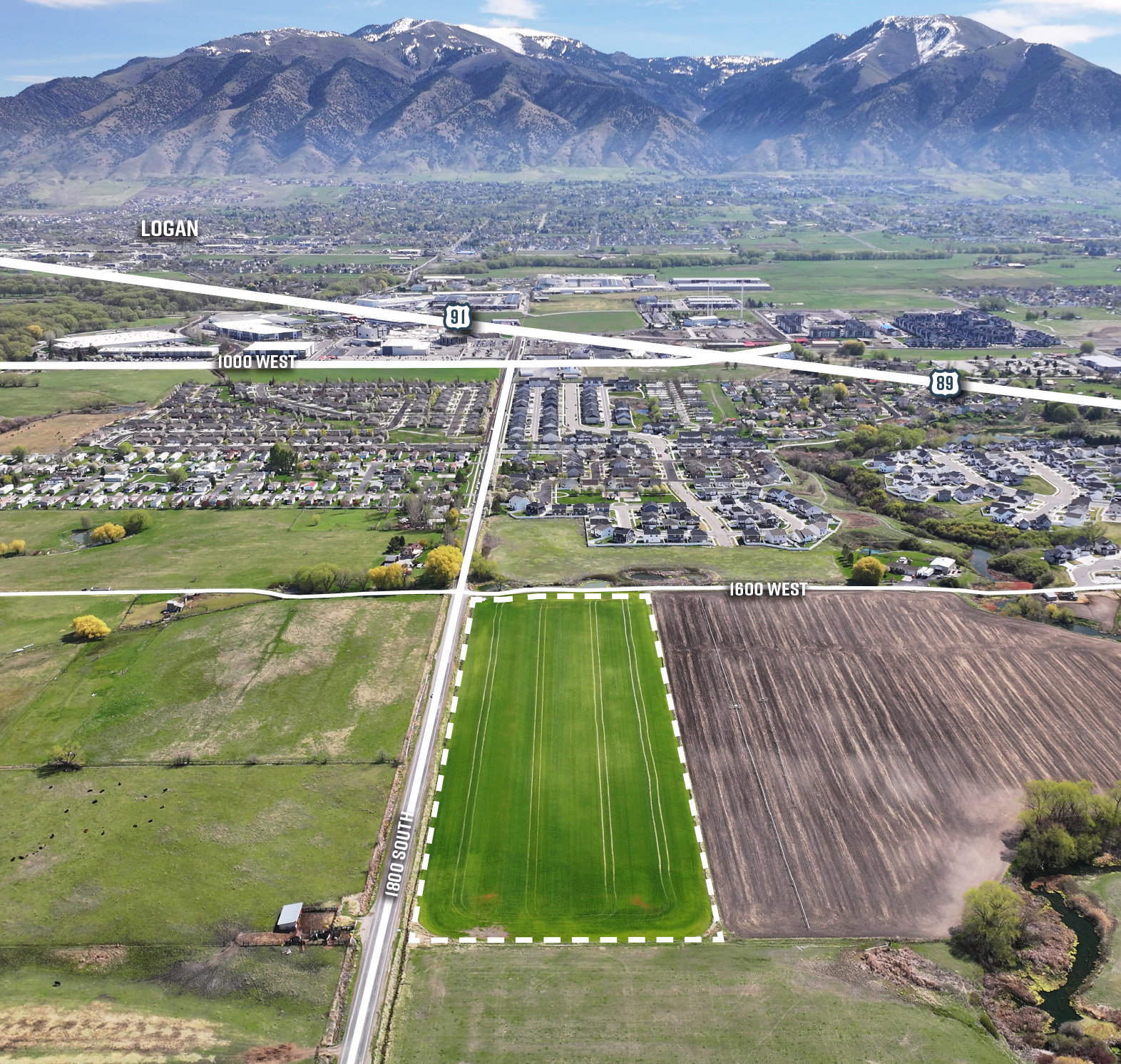Aerial view of property's location featuring a mountain backdrop