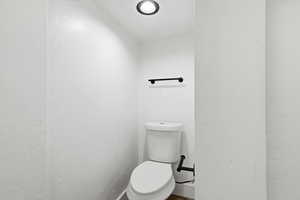 Bathroom with a textured wall