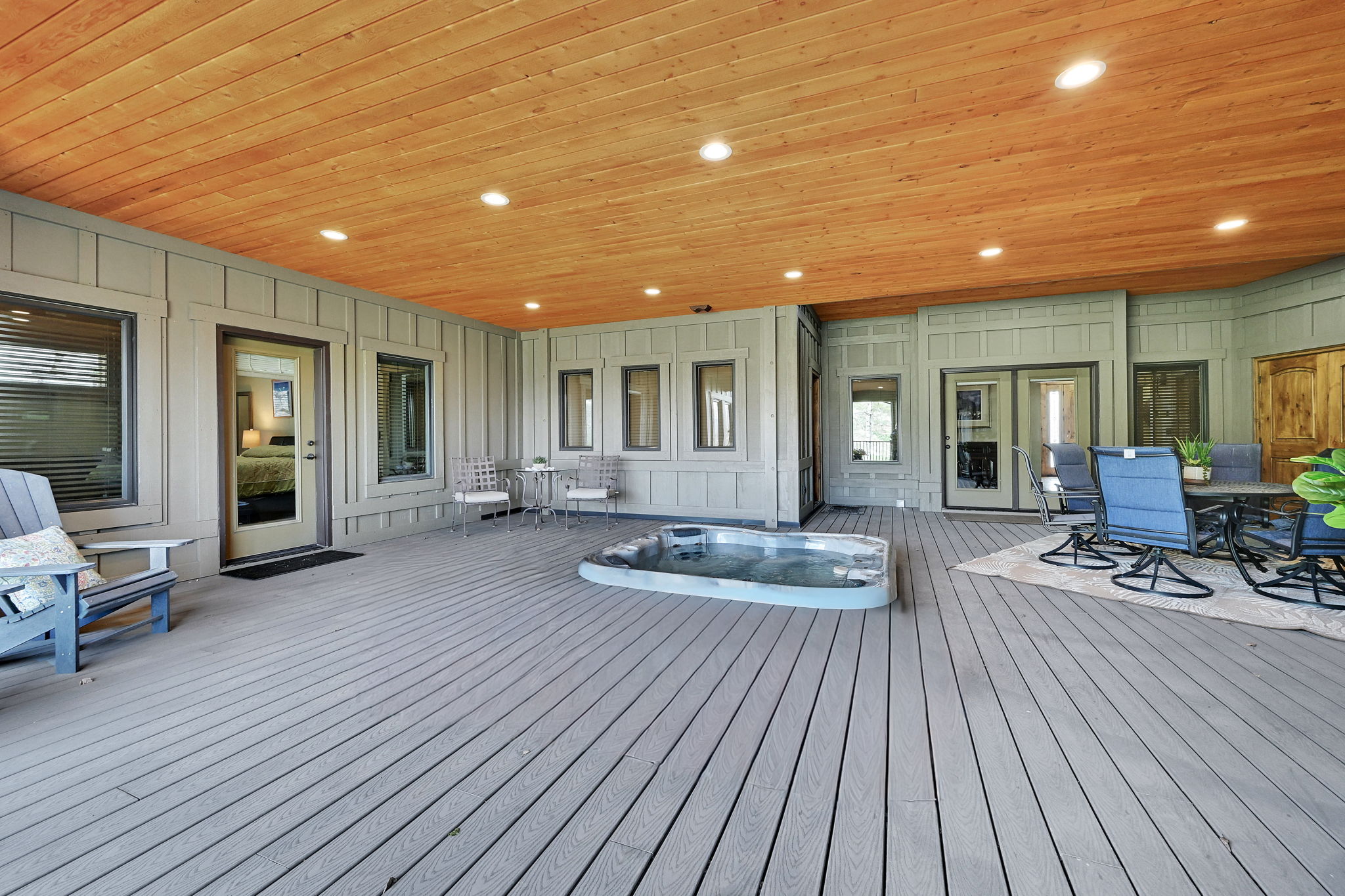 Deck featuring outdoor dining area