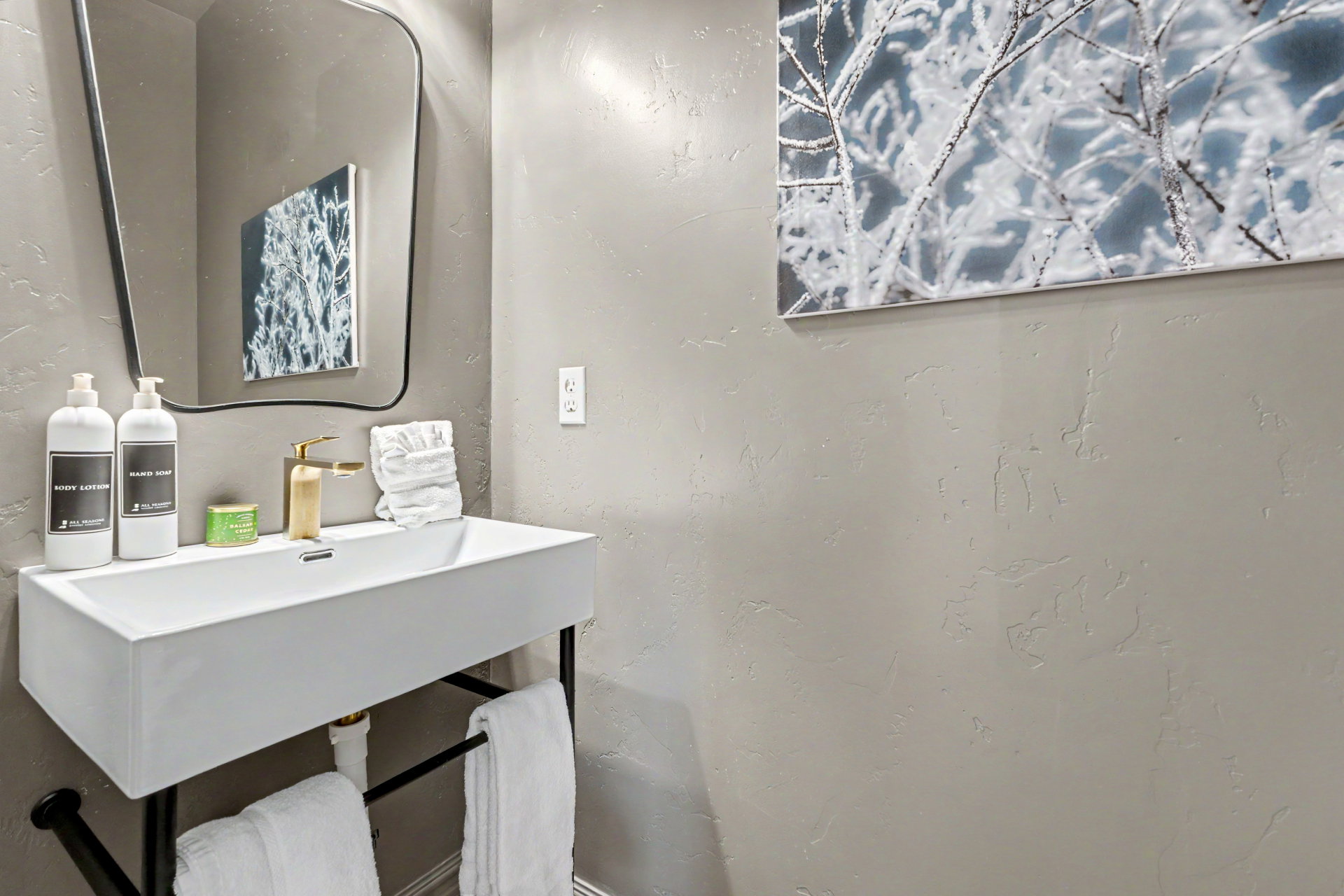 Bathroom with a textured wall