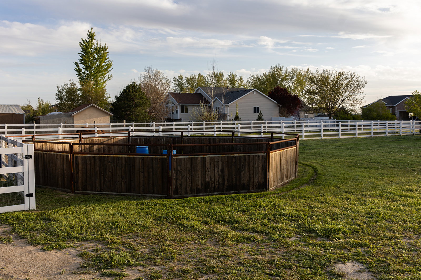 FENCED YARD WITH ROUND PEN