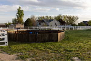 FENCED YARD WITH ROUND PEN
