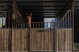 4 STALL BARN (2 YEARS NEW)