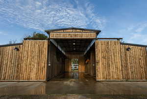 4 STALL BARN (2 YEARS NEW)