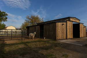 4 STALL BARN (2 YEARS NEW)