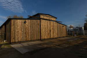 4 STALL BARN (2 YEARS NEW)