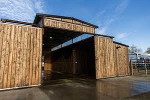 4 STALL BARN (2 YEARS NEW)