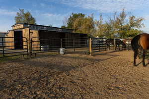 4 STALL BARN (2 YEARS NEW)
