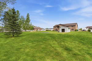 View of yard with an outdoor structure