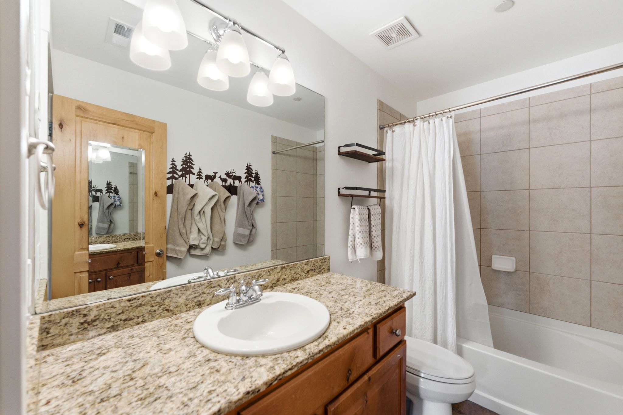 Full bath with vanity and shower / bath combo