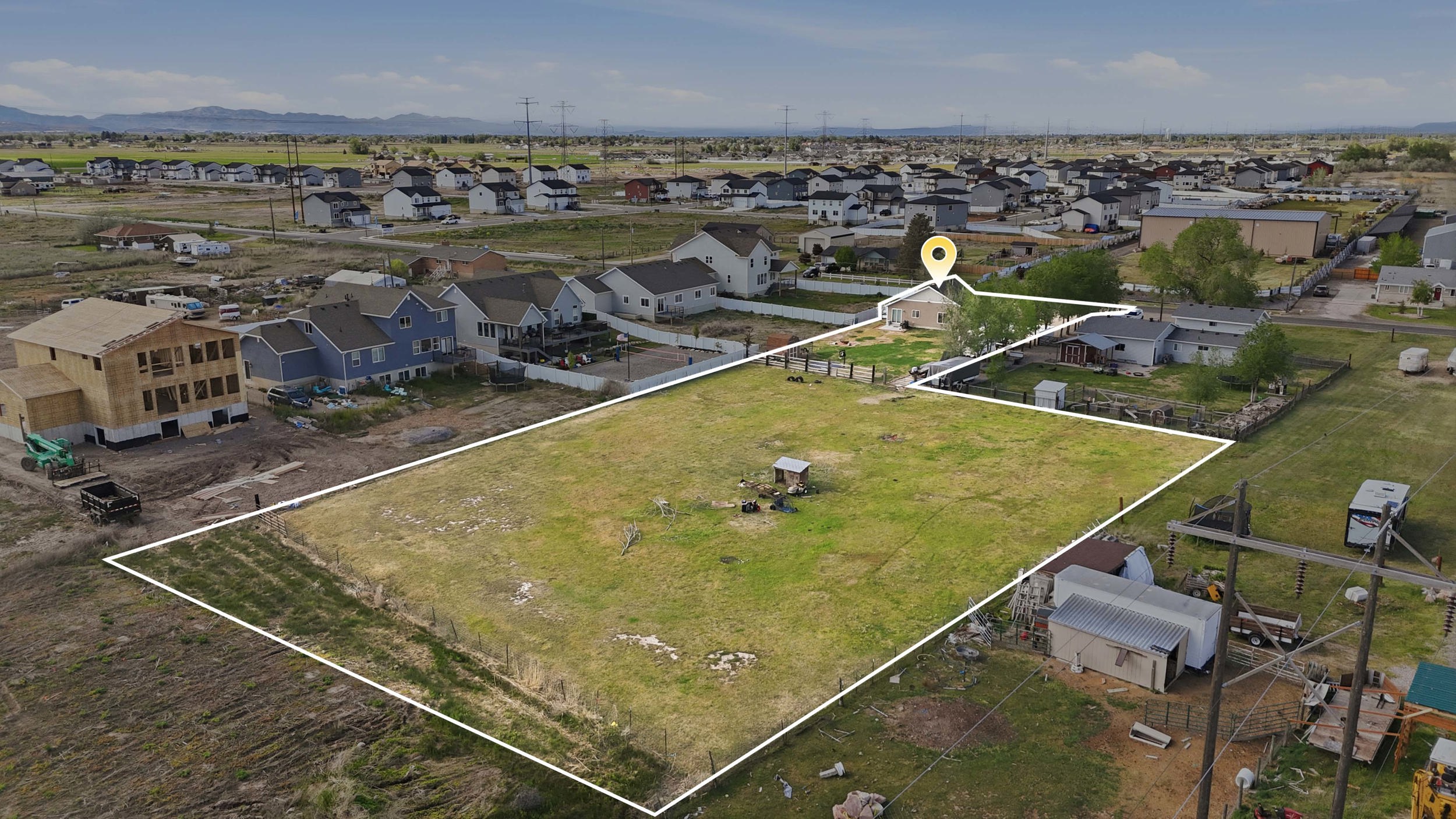 Aerial view of residential area featuring property parcel outlined