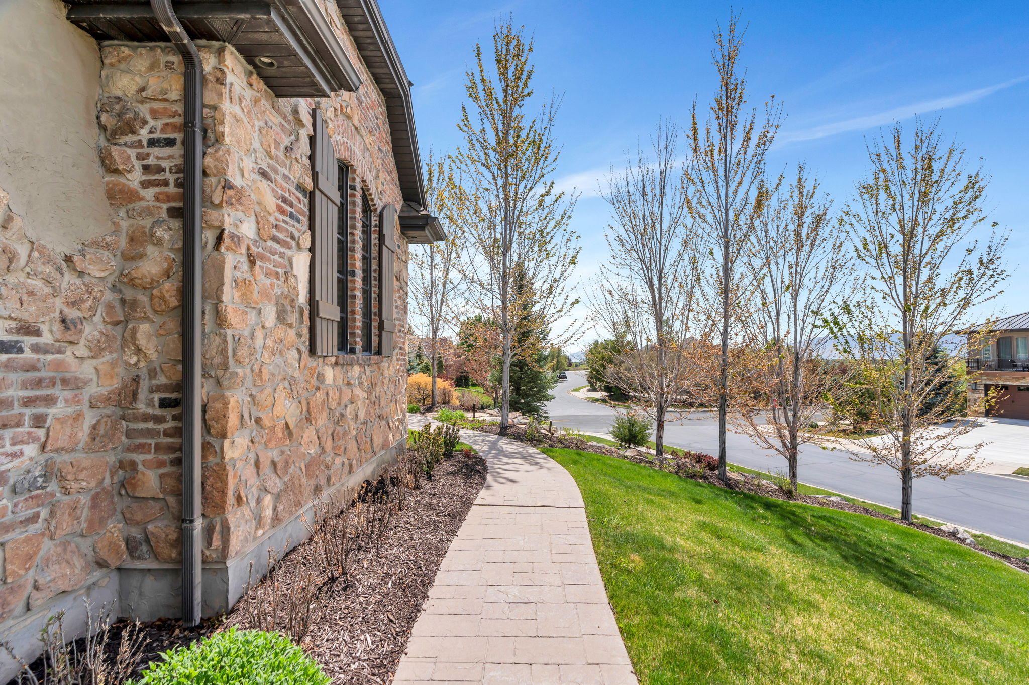 View of grassy yard featuring a residential view