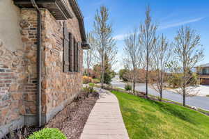 View of grassy yard featuring a residential view