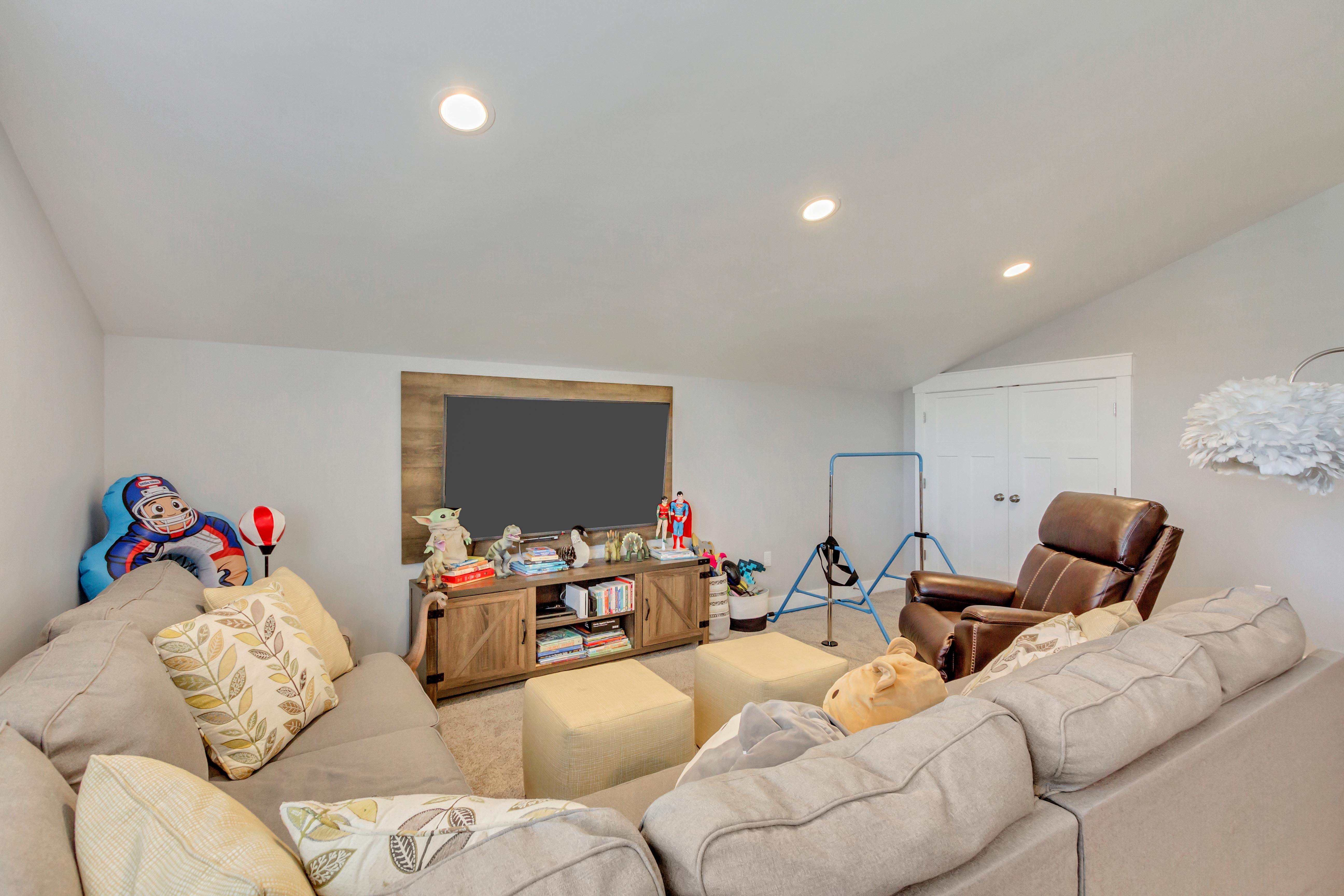 Carpeted living room featuring lofted ceiling and recessed lighting