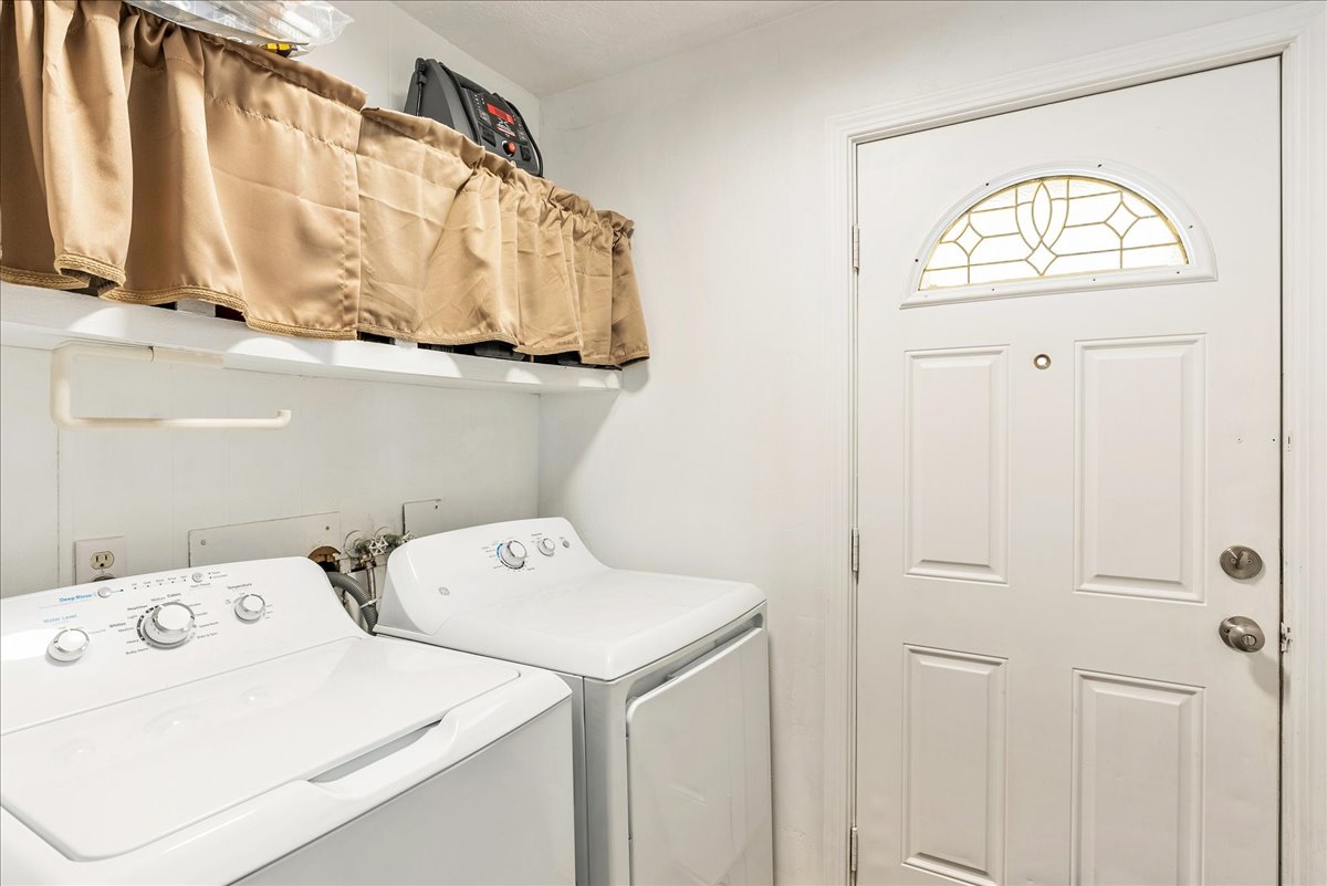 Laundry room with independent washer and dryer