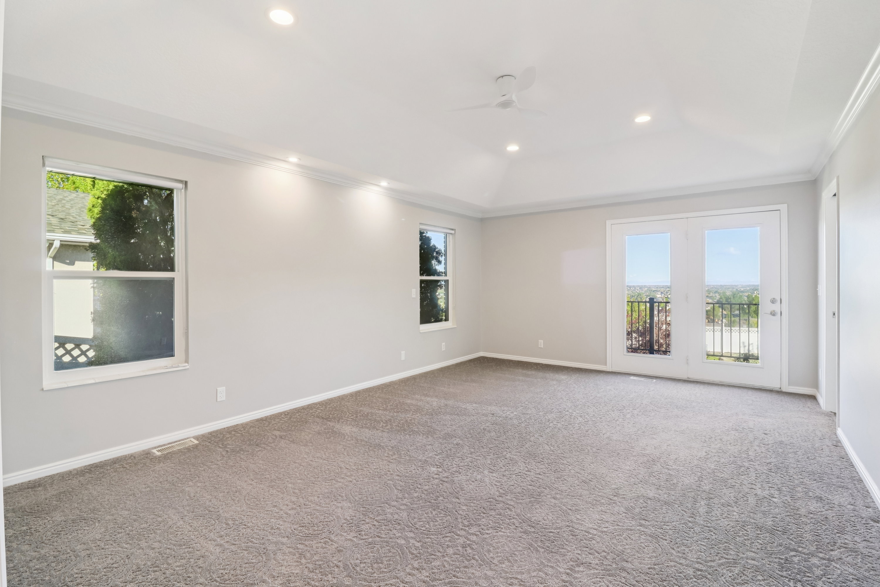 Unfurnished room featuring healthy amount of natural light, carpet floors, ceiling fan, ornamental molding, and recessed lighting