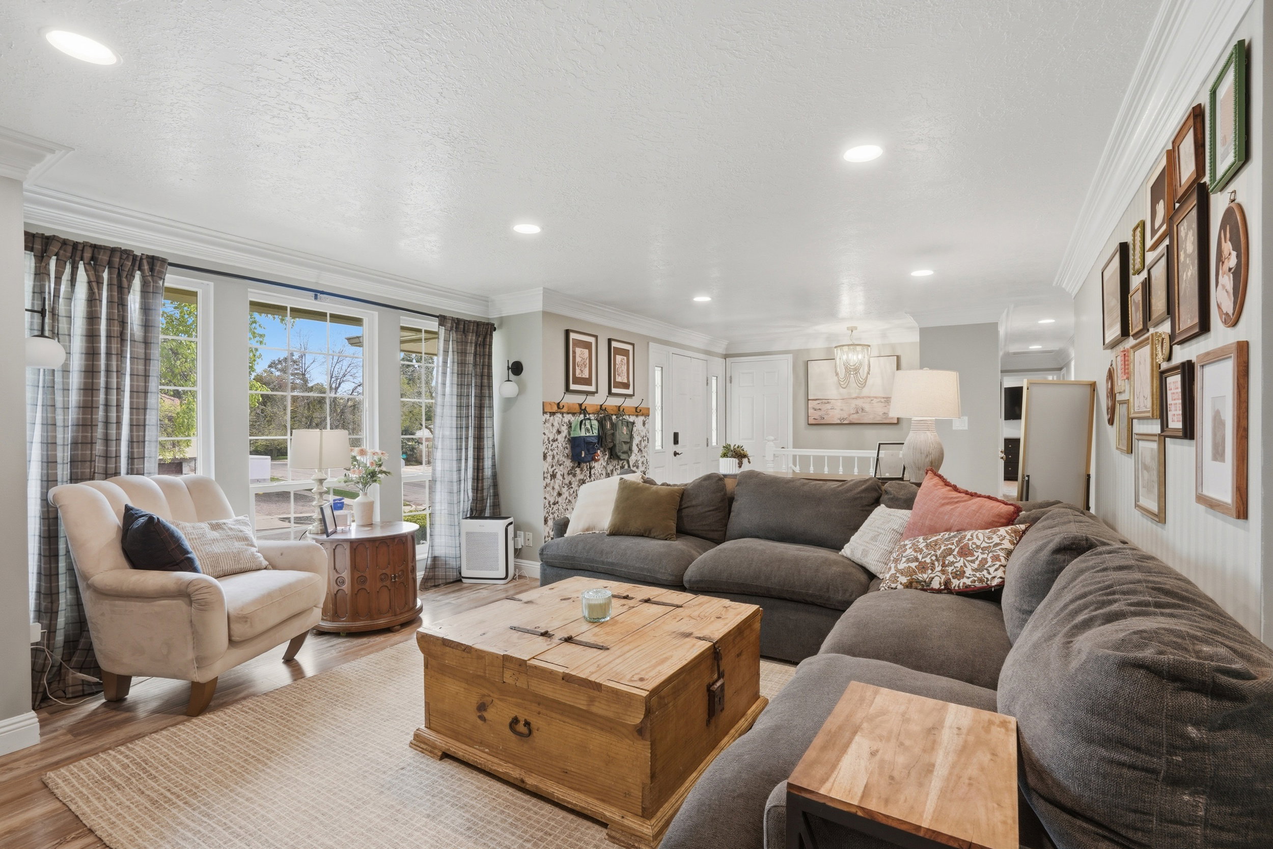 Living area with crown molding, wood finished floors, and recessed lighting