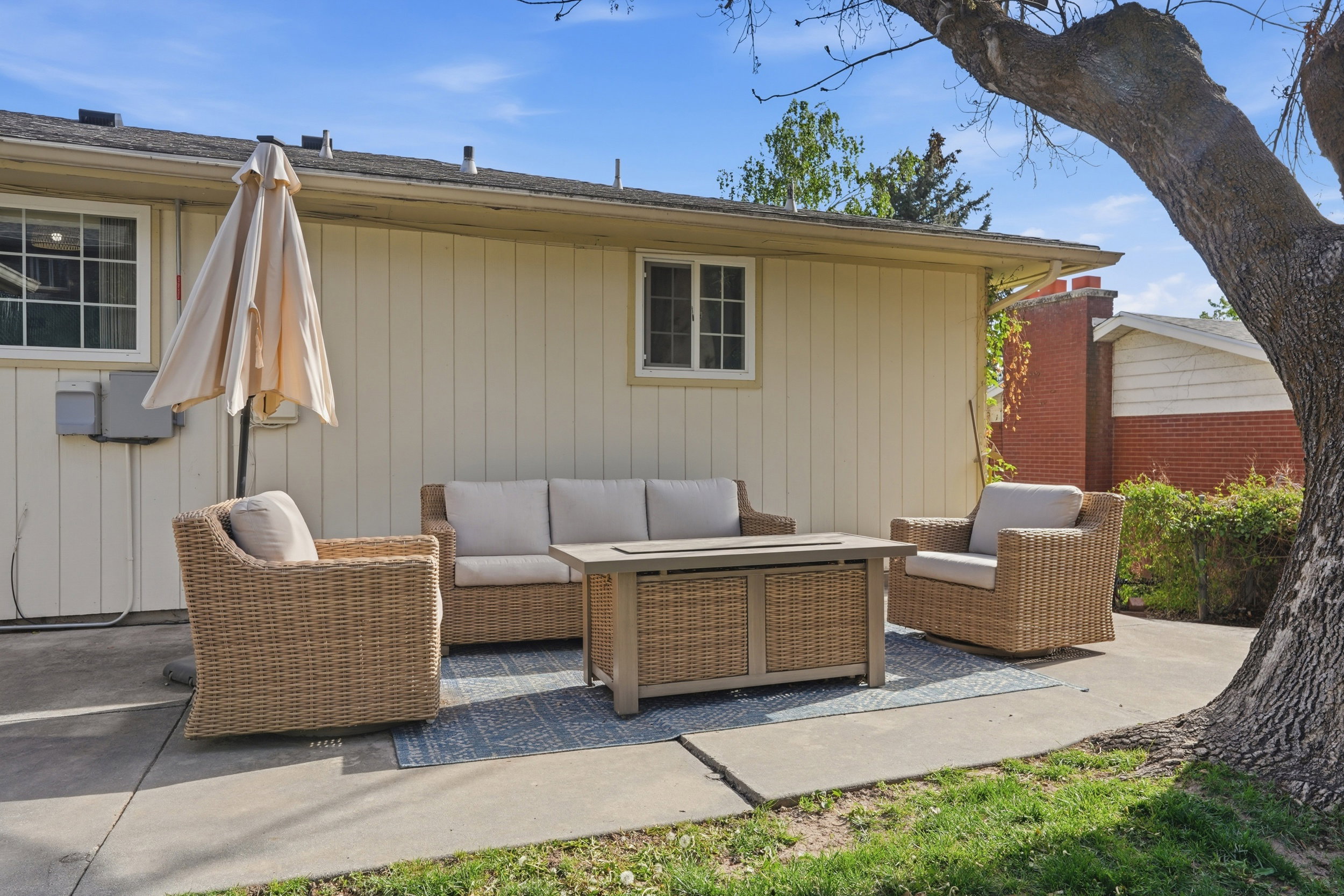 View of patio / terrace featuring outdoor lounge area