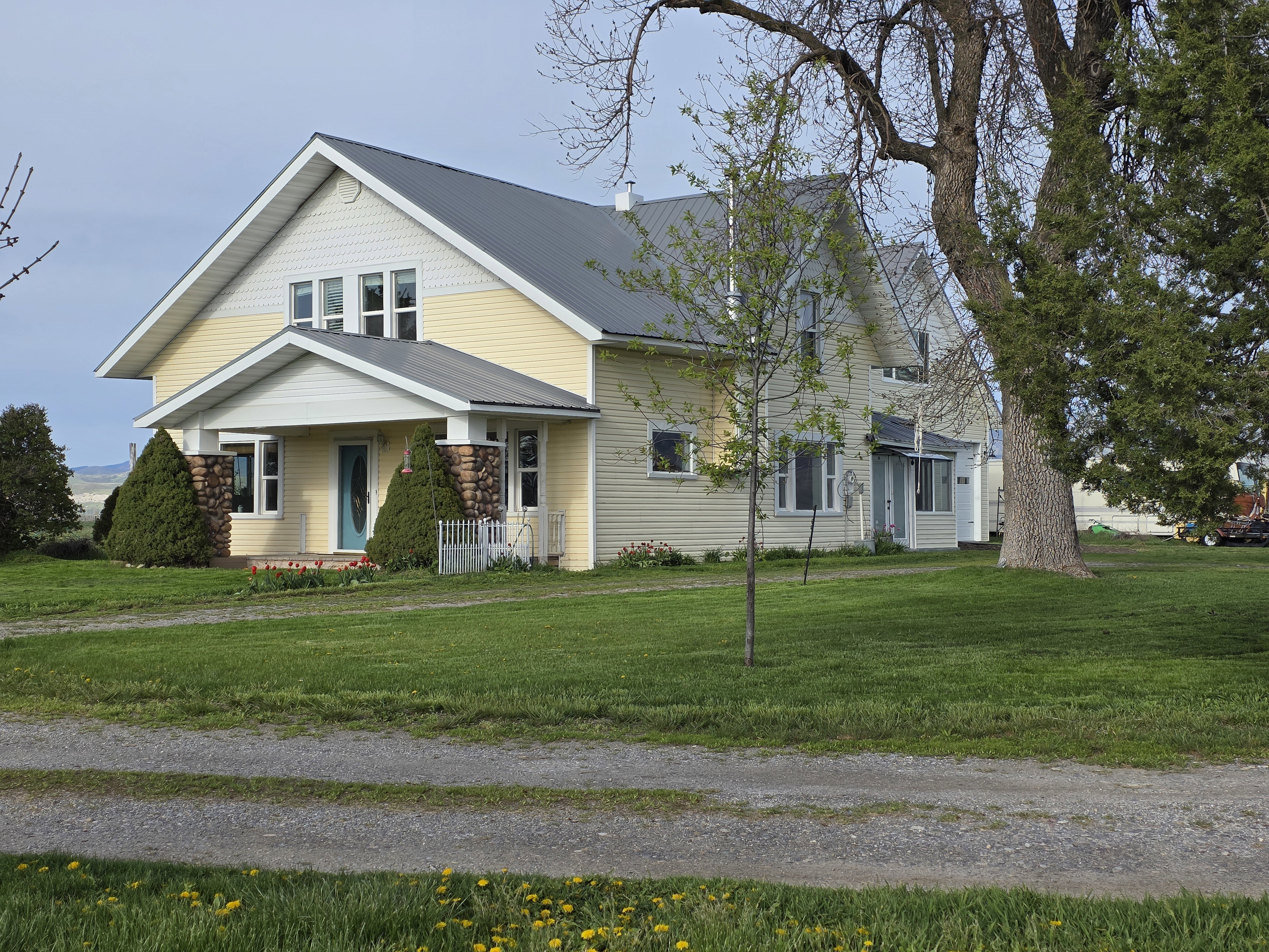 View of front of home featuring a front lawn and a metal roof