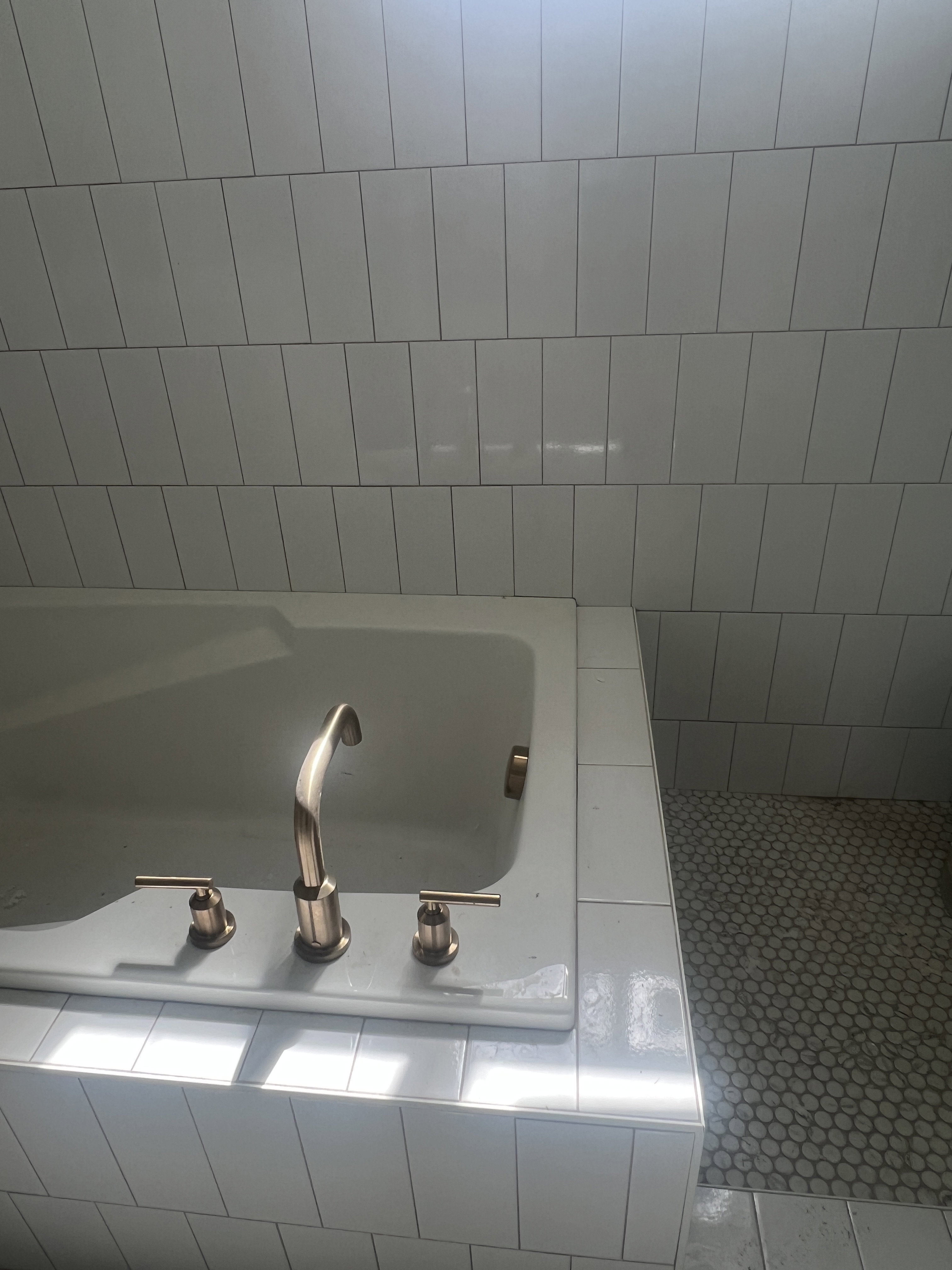 White subway tile bathtub surround with an integrated bathtub