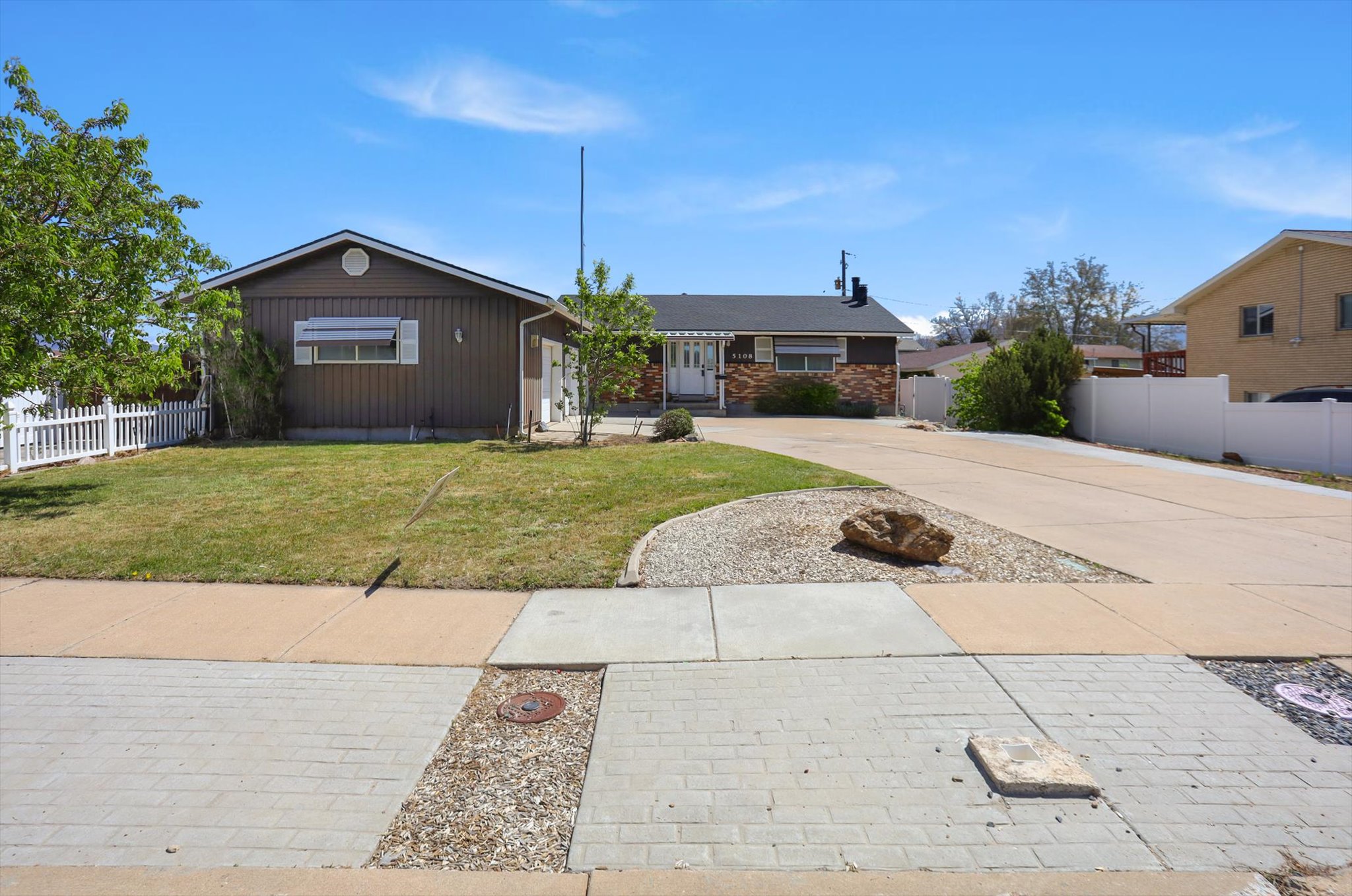 Ranch-style home with concrete driveway