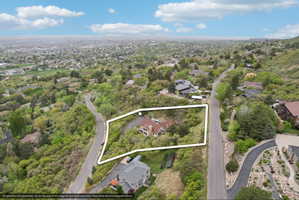 Aerial view of residential area featuring property parcel outlined
