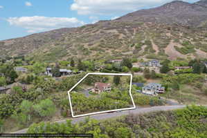 View of property location featuring property boundaries highlighted and a mountain backdrop