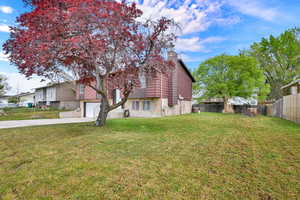 View of front of home featuring sideyard