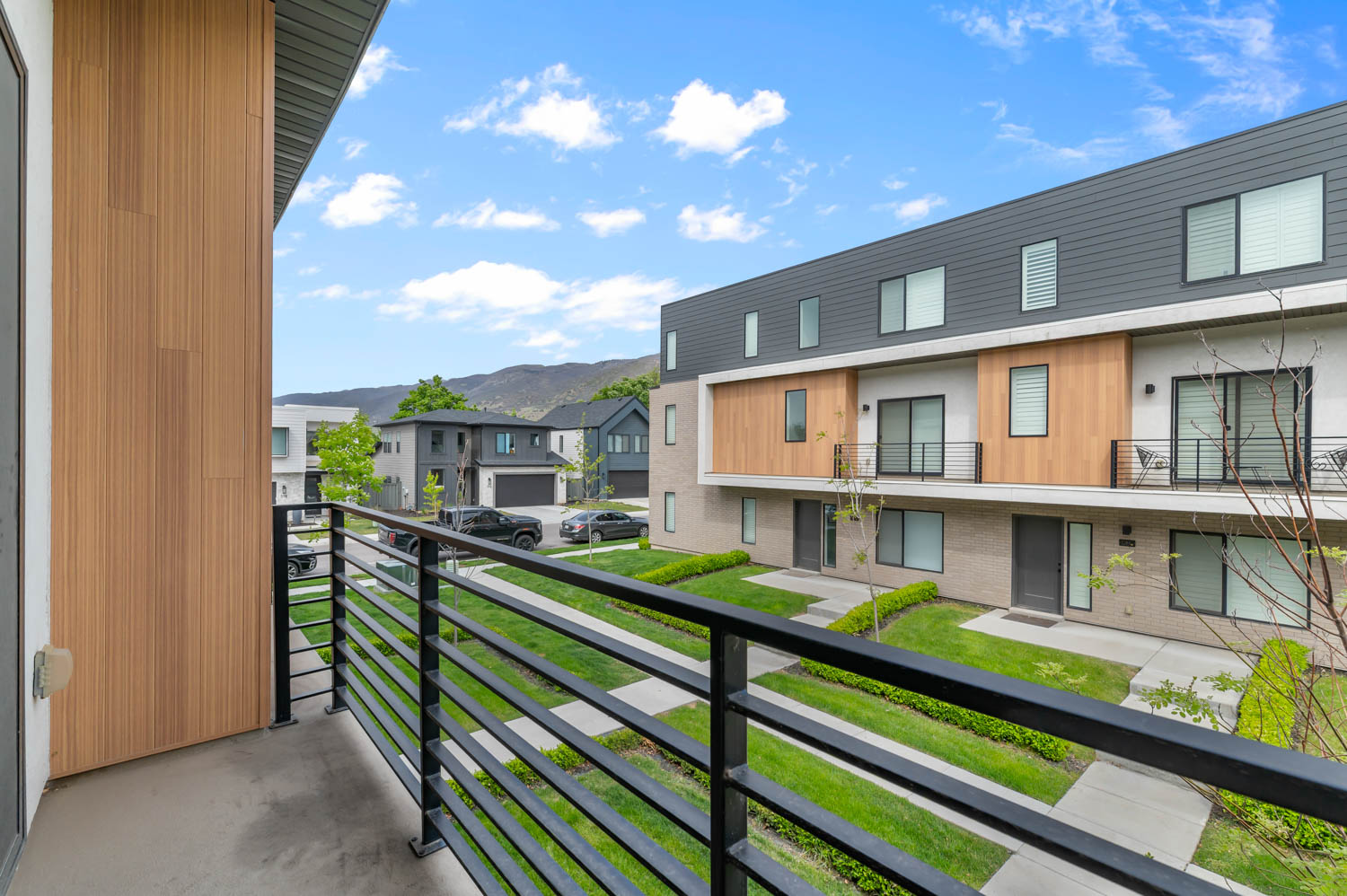 Balcony featuring a mountain view