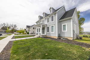 View of front facade featuring a front yard