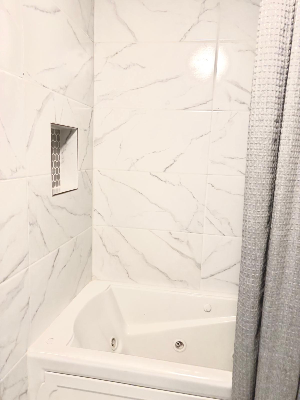 Bathroom with a combined bath / shower with jetted tub