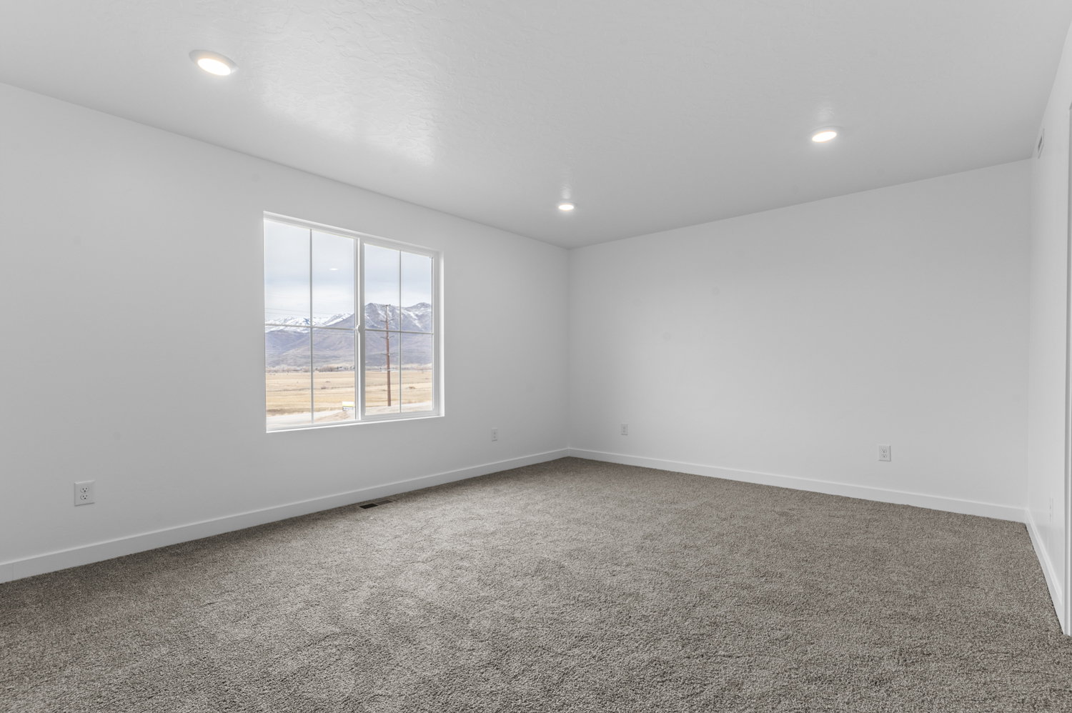 Empty room featuring carpet floors and recessed lighting