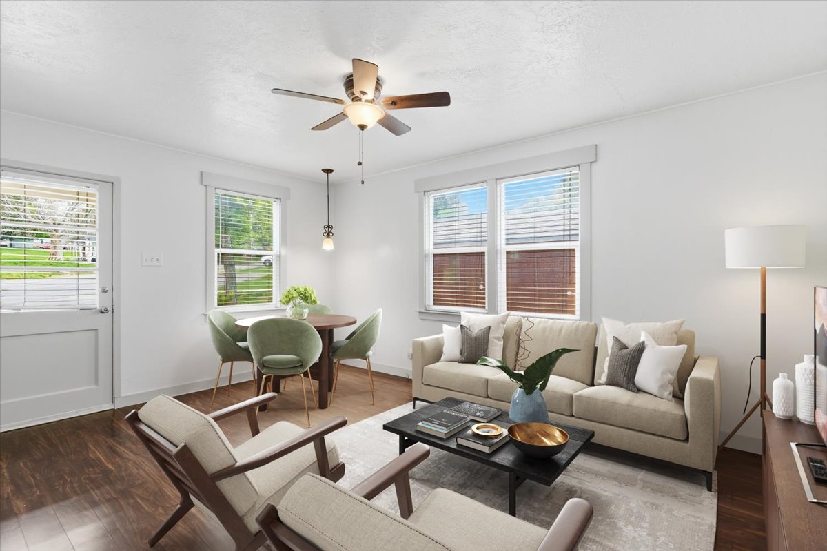 Family Room photo has been virtually staged.